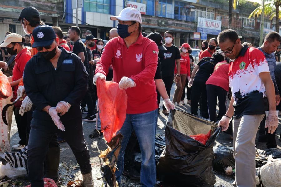 Wakil Bupati Tabanan I Made Dirga bersama jajaran kepala perangkat daerah dan ratusan ASN turun langsung melakukan aksi bersih sampah, di Kawasan Kota Tabanan, Bali, Jumat (22/5/2026). (foto/prokopimtabanan)