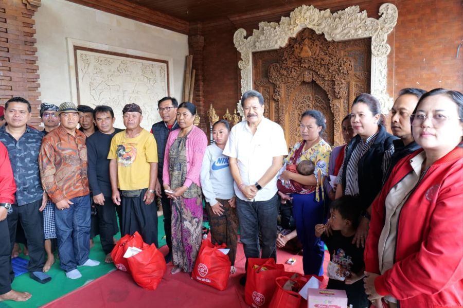 podiumnews.com-Pemkab Tabanan Salurkan Bantuan bagi Keluarga Korban Pengeroyokan 