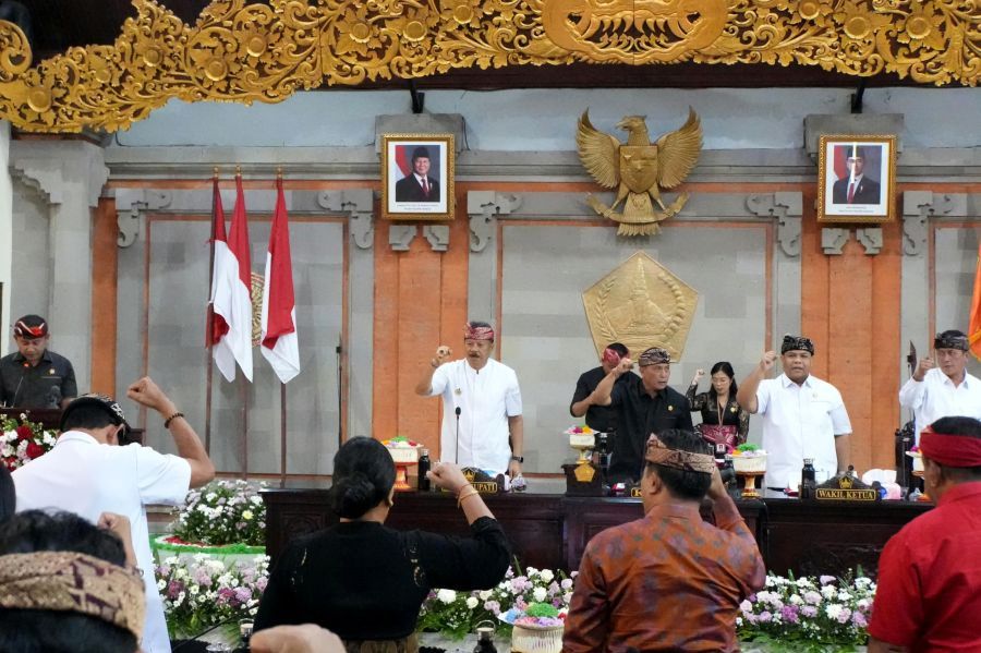 Wakil Bupati Tabanan, I Made Dirga, menghadiri Rapat Paripurna dengan agenda Pemandangan Umum Fraksi-Fraksi DPRD terhadap Pidato Pengantar Bupati sekaligus Tanggapan/Jawaban Bupati terhadap pandangan umum tersebut, di Ruang Rapat DPRD Kabupaten Tabanan, Bali, Kamis (9/10/2026). (foto/prokopimtabanan)
