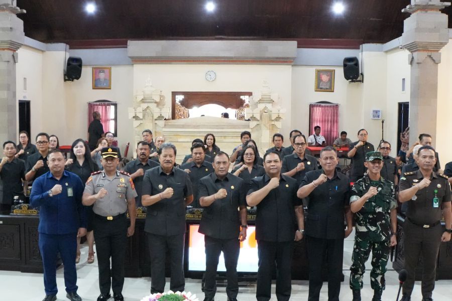 Wakil Bupati Tabanan, I Made Dirga, S.Sos., menyampaikan Pidato Pengantar Bupati Tabanan dalam rangka penyampaian Rancangan Peraturan Daerah (Ranperda) tentang Anggaran Pendapatan dan Belanja Daerah (APBD) Kabupaten Tabanan Tahun Anggaran 2027, di Ruang Rapat DPRD Kabupaten Tabanan, Bali, Rabu (7/10/2026). (foto/prokopimtabanan)