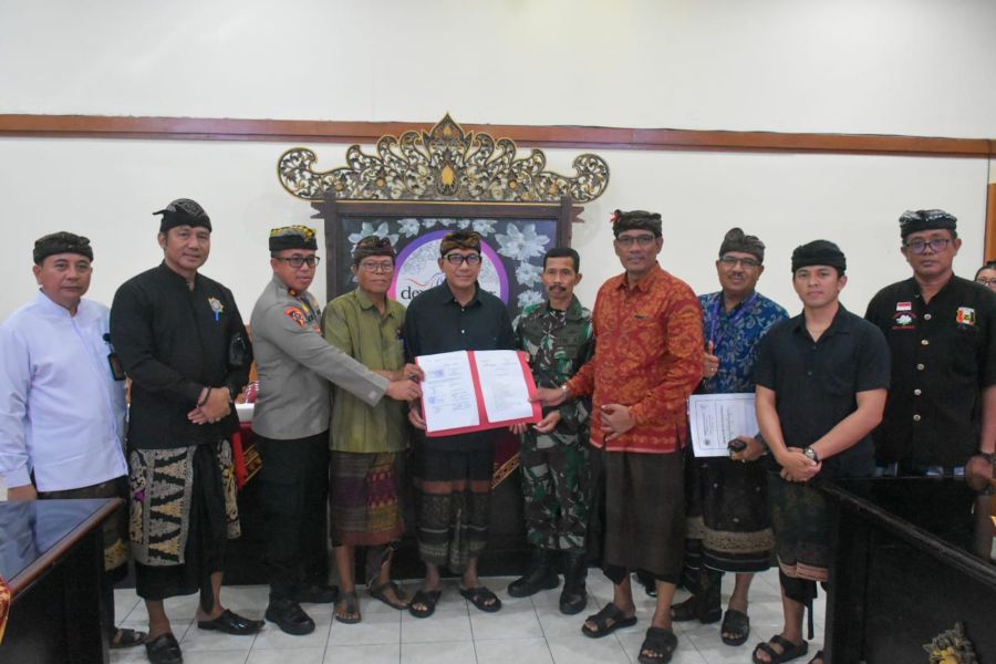 Sekretaris Daerah Kota Denpasar, I Gusti Ngurah Eddy Mulya memimpin Rapat Kordinasi Pelaksanaan Pengamanan dan Persiapan Menyambut Hari Suci Nyepi Caka 1948 Tahun 2026 di Kantor Dinas Kebudayaan Kota Denpasar, Bali, Rabu (4/3/2026). (foto/sukadana)