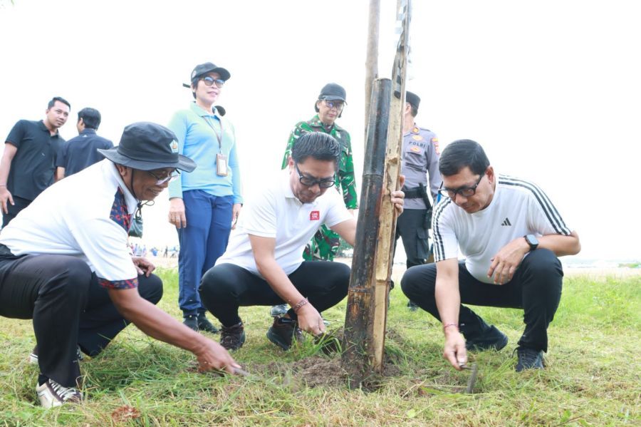Wakil Wali Kota Denpasar memimpin aksi bersih pantai dan penanaman pohon di Pantai Mertasari Sanur. (foto/sukadana)