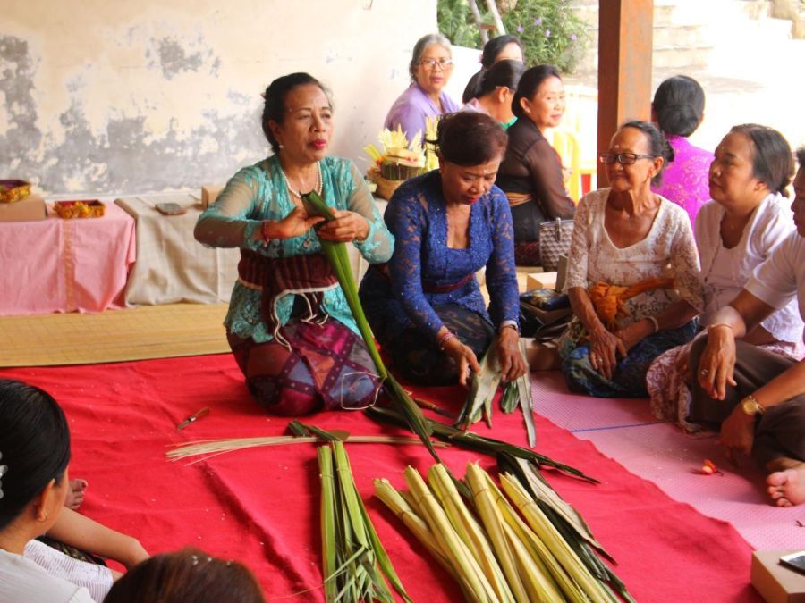 podiumnews.com-Pemkot Denpasar Dorong Pelestarian Tradisi Lewat Pelatihan Banten Otonan