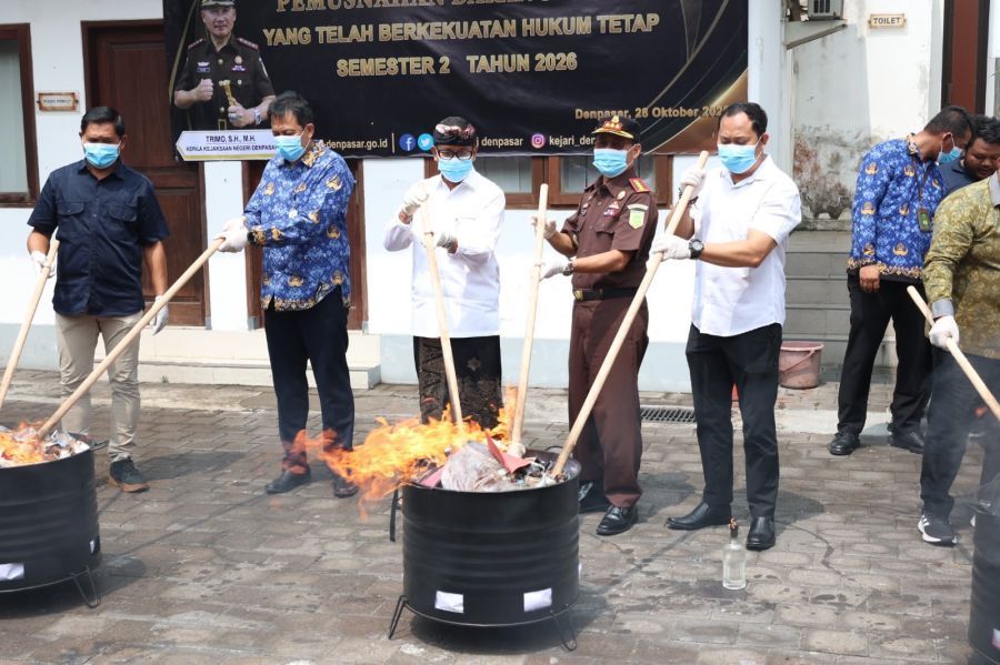 Sekretaris Daerah Kota Denpasar, I Gusti Ngurah Eddy Mulya, saat menghadiri kegiatan Pemusnahan Barang Bukti yang Telah Memiliki Kekuatan Hukum Tetap Semester II Tahun 2026 di halaman belakang Kantor Kejaksaan Negeri Denpasar, Bai, Rabu (28/10/2026). (foto/sukadana)