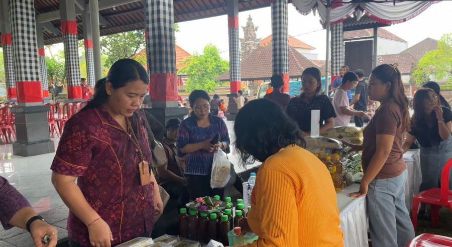 Pelaksanaan Bazar Pangan yang diselenggarakan Pemkot Denpasar melalui Dinas Perikanan dan Ketahanan Pangan, di Wantilan Pura Dalem Desa Pekraman Panjer, Kecamatan Denpasar Selatan, Denpasar, Bali, Selasa (21/4/2026). (foto/sukadana)
