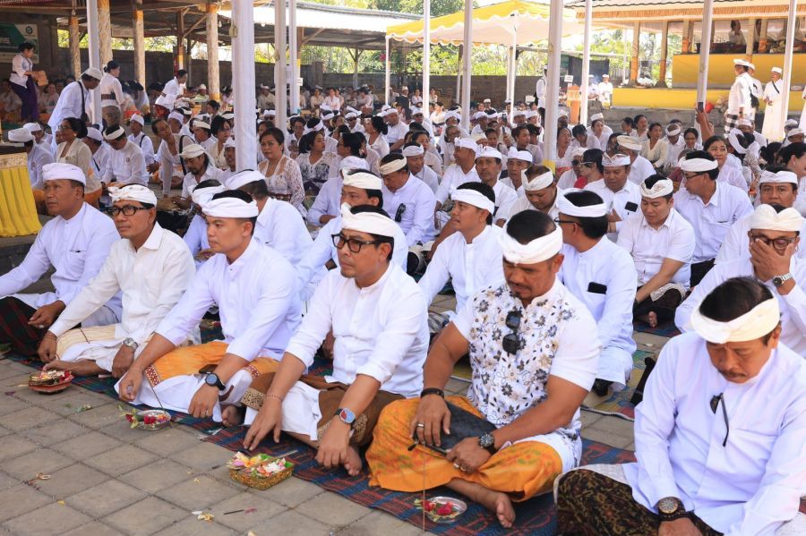 podiumnews.com-Pemkot Denpasar Gelar Bhakti Penganyar di Pura Agung Penataran Rinjani