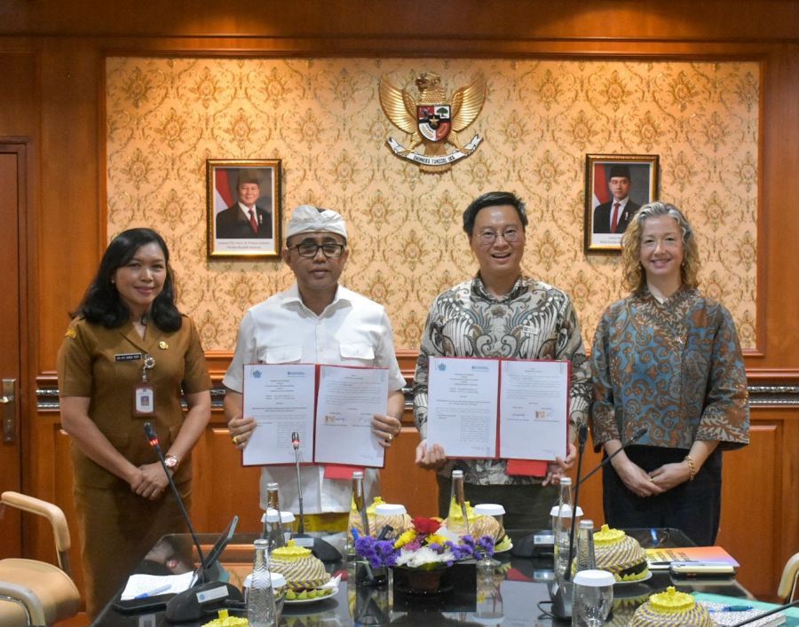Walikota Denpasar, I Gusti Ngurah Jaya Negara, bersama Country Director Indonesia & Director for ASEAN, British Council, Mr. Summer Xia, menunjukkan dokumen MoU seusai penandatanganan kesepakatan bersama peningkatan kompetensi SDM antara Pemkot Denpasar dan British Council Foundation di Kantor Walikota Denpasar, Bali, Senin (26/10/2026). (foto/sukadana)