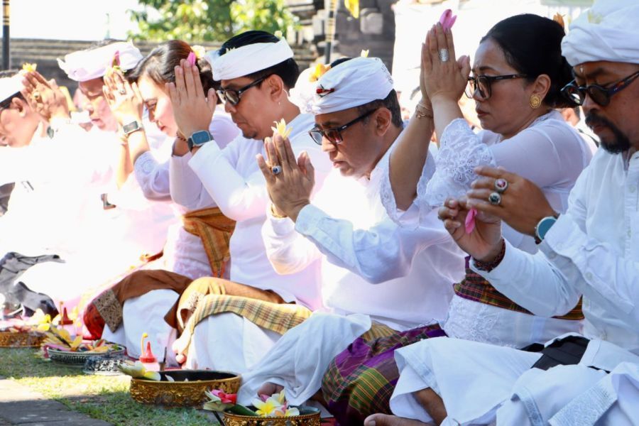 podiumnews.com-Pemkot Denpasar Ngaturang Bhakti Pujawali di Pura Pengubengan Besakih