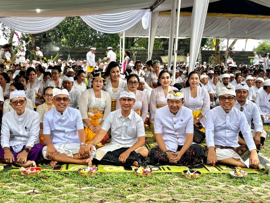 podiumnews.com-Pemkot Denpasar Sembahyang Pujawali di Pura Jagatkartta Gunung Salak
