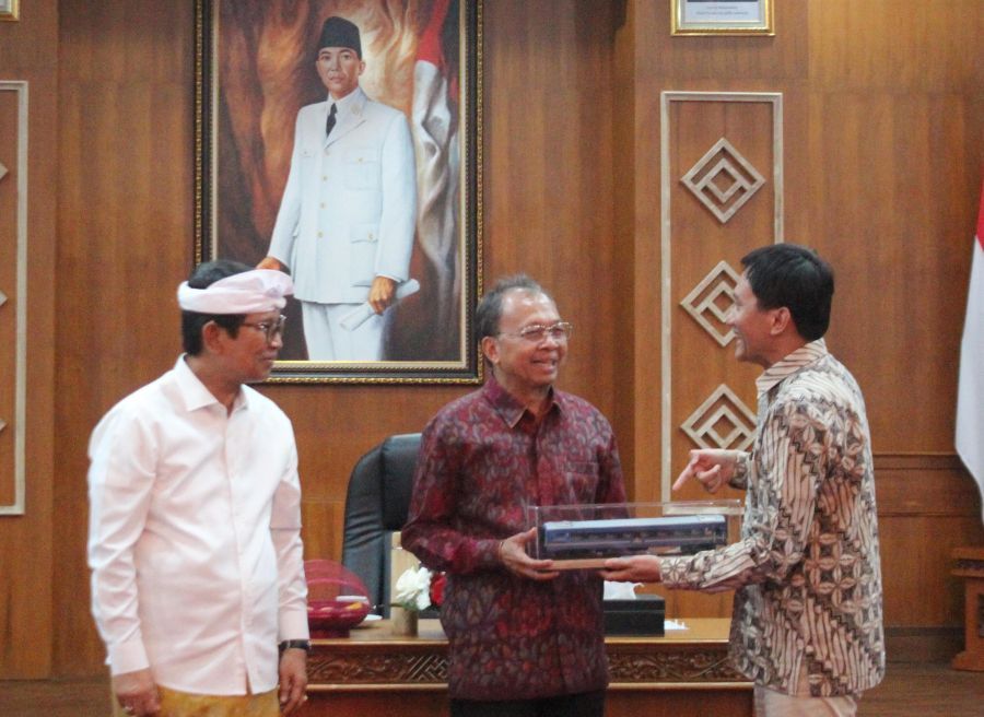 Penandatanganan kerja sama pengembangan perkeretaapian dilaksanakan di Gedung Kertasabha, Denpasar, Bali, Selasa (1/9/2026). (foto/sukadana)