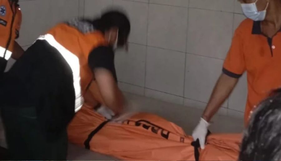 Petugas mengevakuasi mayat pemuda asal Belu, Nusa Tenggara Timur (NTT), berinisial YAK (23) yang ditemukan tewas gantung diri di kamar penginapan di Desa Padangsambian Kaja, Denpasar Barat, Denpasar, Bali, Minggu (22/2/2026) sore. (foto/hes)