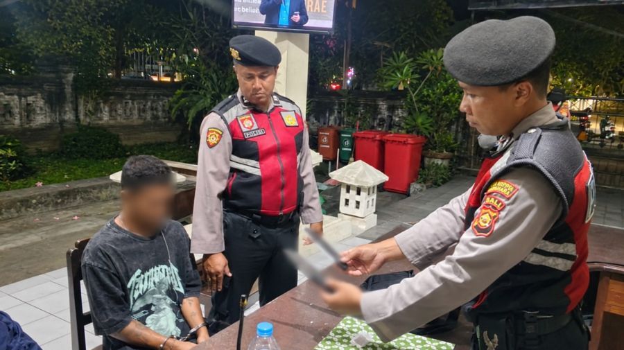 Polisi memeriksa pemuda berinisial MJT (18) asal Sumba Kodi, Nusa Tenggara Timur (NTT) karena kedapatan membawa senjata tajam (sajam) yang disimpan di dalam tasnya, di Bank BPD Bali di Renon, Denpasar, Bali, baru-baru ini. (foto/hes)