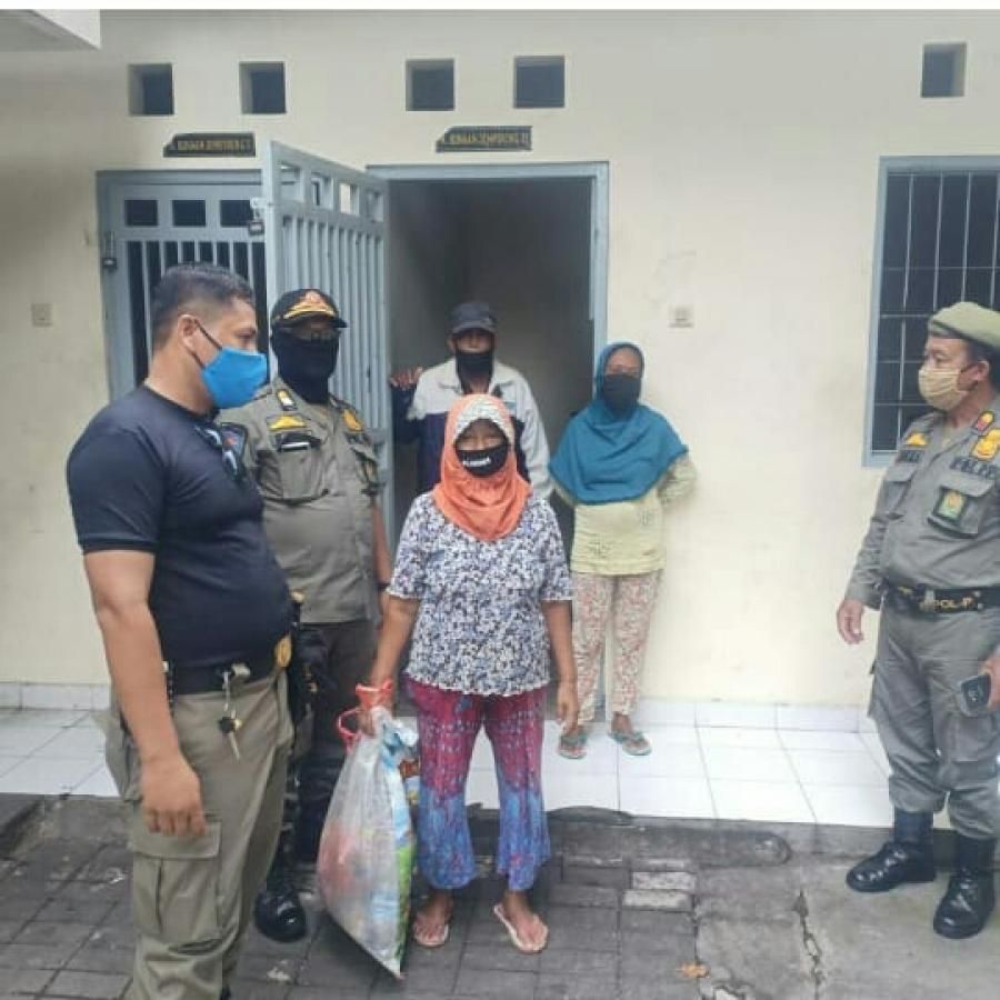 podiumnews.com-Satpol PP Denpasar Amankan Pemulung Gadungan Sasar Sembako Gratis