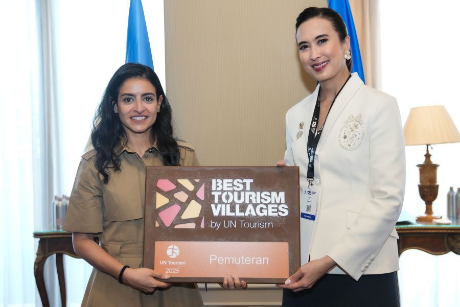 Menteri Pariwisata Widiyanti Putri Wardhana (kanan) menerima Plakat Best Tourism Village by UN Tourism 2025 untuk Desa Wisata Pemuteran, Buleleng, dalam Sidang ke-126 UN Tourism Executive Council di Toledo, Spanyol. (Foto: Kemenpar)
