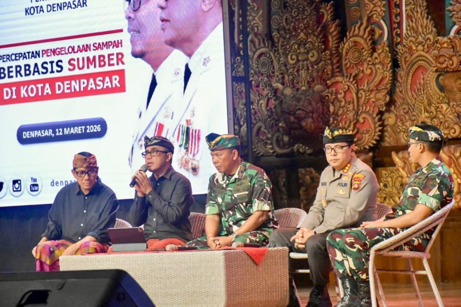 Danrem 163/Wirasatya Bali Brigjen TNI Ida I Dewa Agung Hadisaputra, bersama Walikota Denpasar I Gusti Ngurah Jaya Negara, Dandim 1611 Badung Kolonel Inf. I Putu Tangkas Wiratawan, Kapolresta Denpasar Kombes Pol. Leonardo David Simatupang, serta Sekda Kota Denpasar I Gusti Ngurah Edddy Mulya saat mengikuti Rapat Percepatan Pengolahan Sampah Berbasis Sumber yang digelar di Ruang Taksu, Dharma Negara Alaya, Kota Denpasar, Bali, Kamis (12/3/2026). (foto/sukadana)