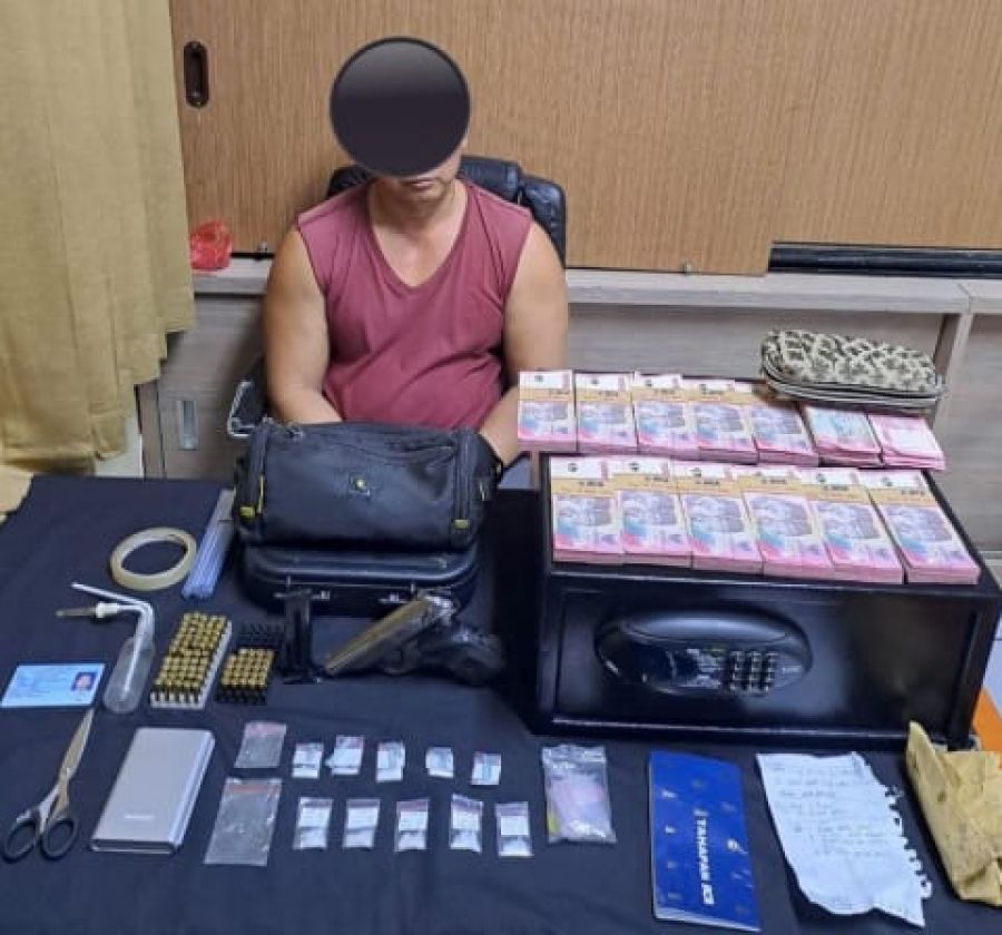 Pengedar narkoba ditangkap di Jalan Batuyang, Desa Batubulan, Kecamatan Sukawati, Gianyar, Bali. Polisi menyita barang bukti narkoba, senjata api (senpi) ilegal dan uang tunai Rp150 juta. (foto/hes)