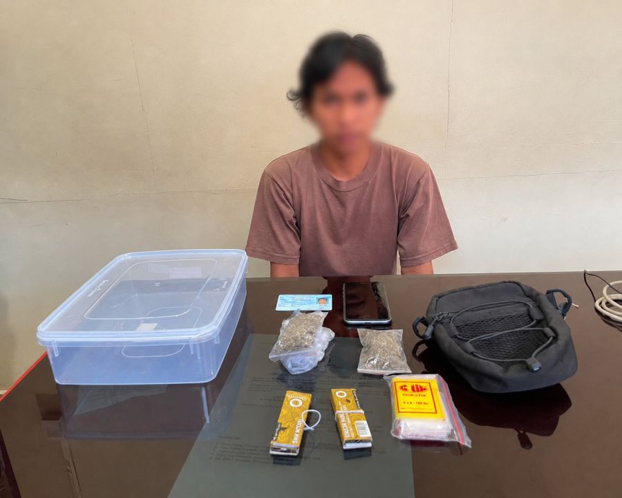 GF, pengedar narkoba yang ditangkap Polresta Denpasar di rumah kos Perumahan Widuri Permai, Jalan Muding Sari, Kelurahan Kerobokan, Kuta Utara, Badung, Bali. (foto/hes)