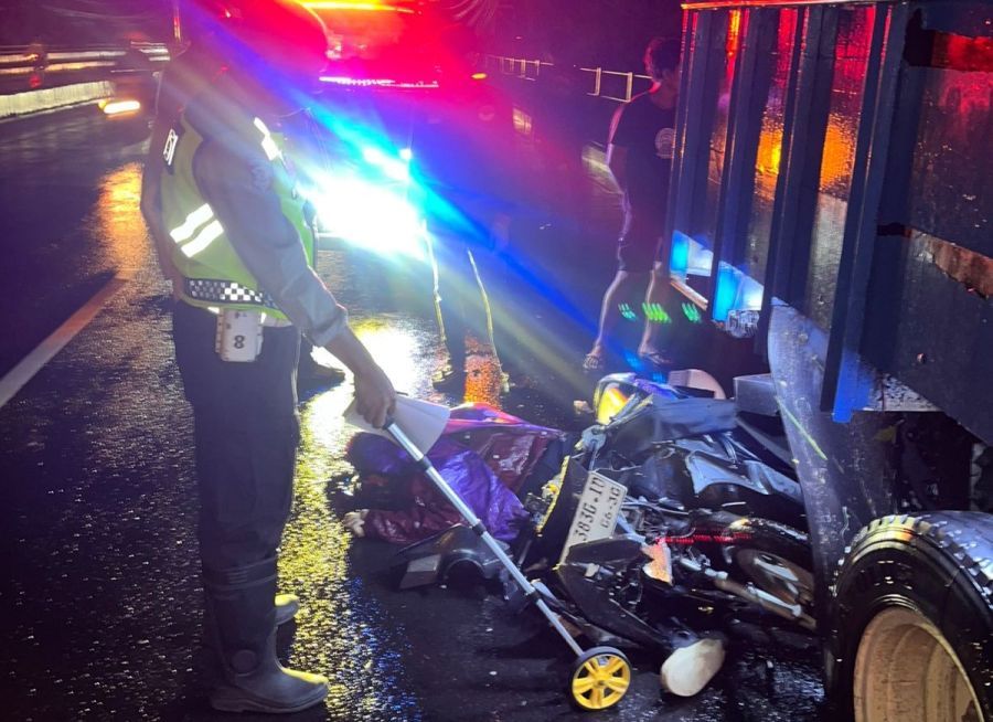 Lokasi kecelakaan sepeda motor Vario menyeruduk belakang truk di Jalan Raya Bypass Ngurah Rai, tepatnya di Jembatan Panjang Jimbaran, Kuta, Badung, Bali, Rabu (25/2/2026). (foto/hes)