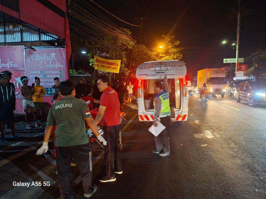 Petugas mengevakuasi mayat korban kecelakaan di Jalan Raya Denpasar-Gilimanuk, tepatnya di depan Alisha Collection, Banjar Peken Baleran, Desa Kapal, Kecamatan Mengwi, Badung, Bali, Minggu (17/5/2026) malam. (foto/hes)