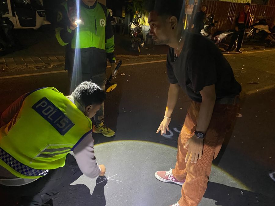 Polisi melakukan olah TKP kecelakaan maut di Jalan Tukad Pakerisan, Panjer, Denpasar Selatan, Denpasar, Bali, Kamis (23/7/2026). (foto/hes)