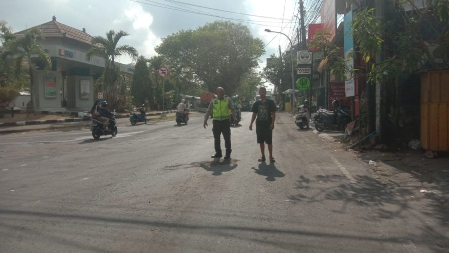 Polisi memeriksa lokasi kecelakaan maut yang terjadi di Jalan Raya Kampus Unud – Jalan Goa Gong Jimbaran, Kuta Selatan, Badung, Bali, Senin (28/9/2026) pagi. (foto/hes)