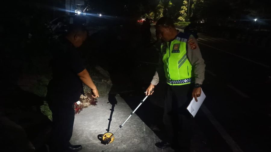 Polisi melakukan olah TKP kejadian kecelakaan sepeda motor menabrak beton taman bunga di Jalan PB Sudirman, depan Kampus Unud Sudirman, Kelurahan Dauh Puri Klod, Denpasar Barat, Denpasar, Bali, Senin (1/6/2026) malam. (foto/hes)