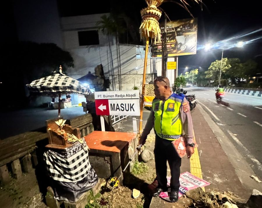 Polisi menunjukkan lokasi kejadian pengendara motor tewas di tempat seusai menabrak trotoar di pinggir jalan, di Jalan Imam Bonjol, tepatnya di depan Dealer Bumen Redha Abadi, Pemecutan Klod, Denpasar Barat, Denpasar, Bali. (foto/hes)