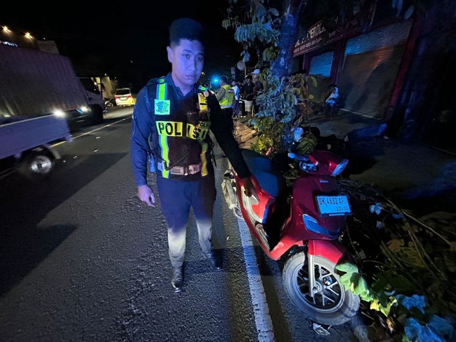 Polisi menujukkan motor yang terlibat kecelakaan di Jalan Cokroaminoto, tepatnya di depan Nasi Tempong Mas Pras, Ubung Kaja, Denpasar Utara, Denpasar, Minggu (31/5/2026). (foto/hes)