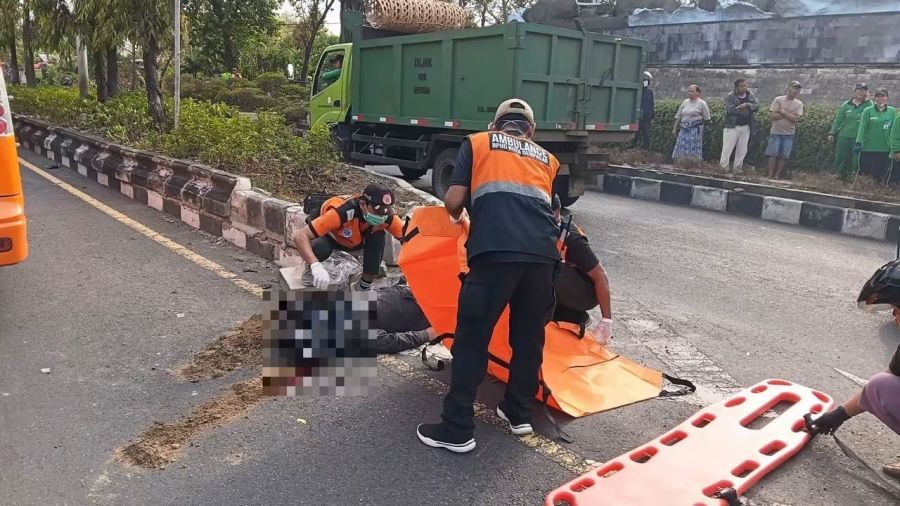 Petugas mengevakuasi mayat PS yang tewas akibat kecelakaan lalu lintas di Jalan Bypass Ngurah Rai, sebelah barat Patung Titi Banda, Kesiman Kertalangu, Denpasar Timur, Denpasar, Bali, Kamis (10/9/2026). (foto/hes)
