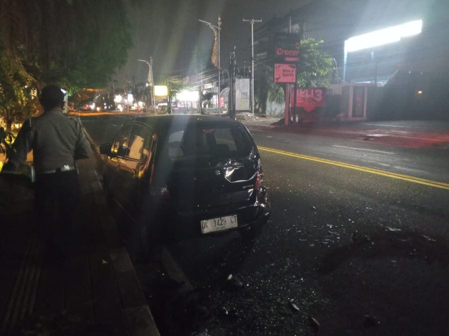 Lokasi kejadian pengendara motor Honda Scoopy tewas kecelakaan setelah menabrak mobil Suzuki Karimun Estilo yang parkir di pinggir Jalan Gatot Subroto Timur, depan SPx Express, Kesiman Kertalanggu, Denpasar Timur, Denpasar, Bali, Senin (12/10/2026). (foto/hes)