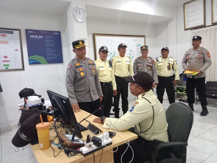 Polda Bali melalui Direktorat Pembinaan Masyarakat (Ditbinmas) melakukan pengecekan terkait pengeroyokan yang terjadi di Warung Kamyu, Buleleng. (foto/hes)