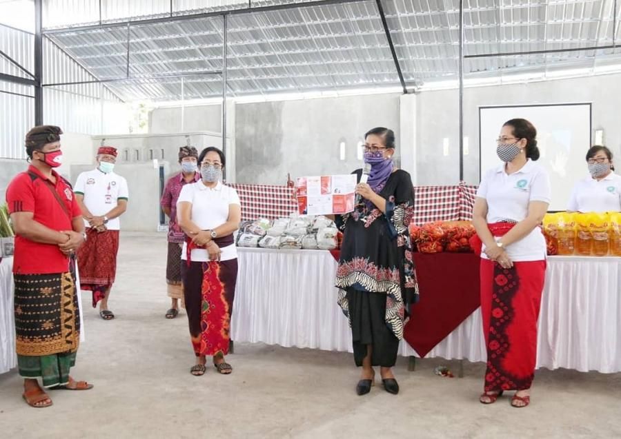 podiumnews.com-Ny Putri Koster Ajak Masyarakat Bangkitkan Semangat Gotong Royong