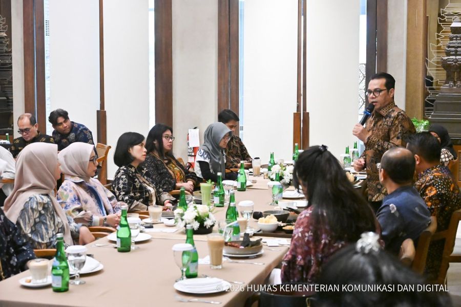 Wamenkomdigi Nezar Patria menjadi narasumber dalam acara Hukum Online Executive Breakfast & Networking Session di Hutan Kota Plataran, Jakarta Pusat, Kamis (15/10/2026). (foto/Komdigi.go.id)