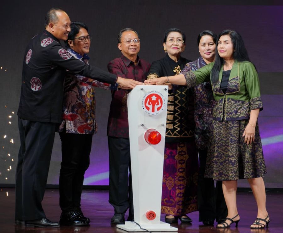 Gubernur Bali, Wayan Koster saat membuka Dekranasda Bali Fashion Week (DBFW) Sesi 2 di Gedung Ksirarnawa Denpasar, Bali, Selasa (2/12/2025) malam. (foto/sukadana)