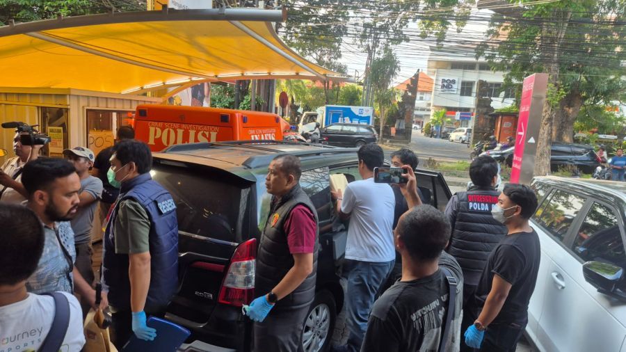 Petugas Inafis Polda Bali menggeledah kantor Divine Gems & Jewellery, di kawasan Pertokoan Duta Wijaya, Jalan Raya Puputan Nomor 8, Renon, Denpasar Selatan, Denpasar, Bali, Selasa (29/9/2026). (foto/hes)