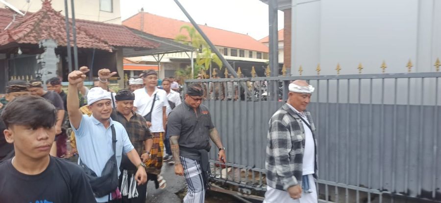 podiumnews.com-Penusukan di Jalan Akasia, Massa Geruduk Polresta Denpasar