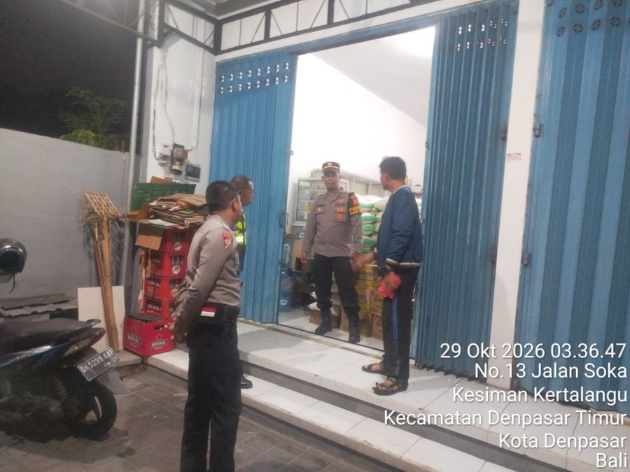 Polisi sedang memeriksa lokasi kasus penusukan di Jalan Soka nomor 7, Desa Kesiman Kertalanggu, Denpasar Timur, Denpasar, Bali, Kamis (29/10/2026). (foto/hes)