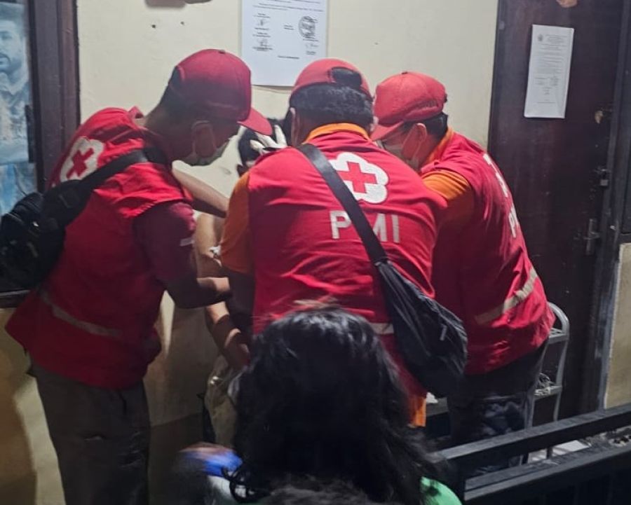 Petugas PMI memeriksa korban penusukan di Jalan Gunung Lumut Gang Dahlia, Desa Padangsambian Klod, Denpasar Barat, Denpasar, Bali, Rabu (20/5/2026) malam. (foto/hes)