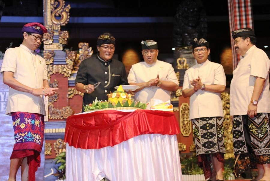 Bupati Giri Prasta Tutup Festival Seni Budaya XIII
