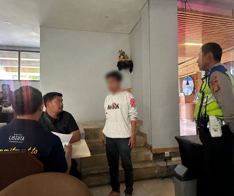 Polisi memeriksa petugas sebuah hotel di Kedonganan, Kuta, Badung, Bali terkait dugaan penipuan yang disertai penyekapan dan penyiksaan. (foto/hes)