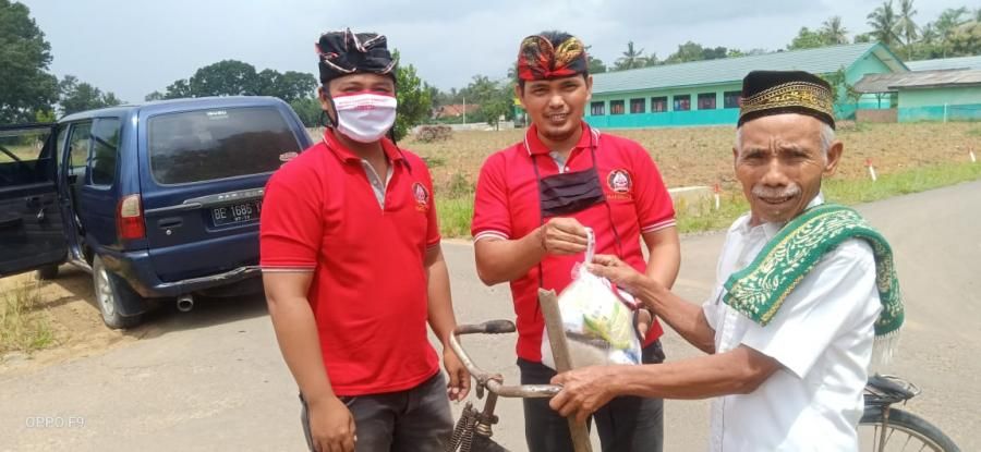 podiumnews.com-Terdampak Pandemi, Peradah Tulang Bawang Bagikan Sembako Bantu Masyarakat 