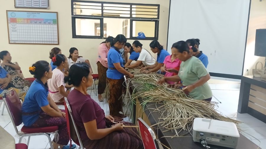 podiumnews.com-Peran Akademisi: Pengerajin Pandan Ngis Berjuang Lepas dari Pengepul