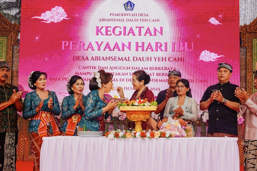 Ketua TP. PKK Kabupaten Badung Nyonya Rasniathi Adi Arnawa saat menghadiri kegiatan Perayaan Hari Ibu di Desa Abiansemal Dauh Yeh Cani, Badung, Bali, Minggu (21/12/2025). (foto/adi)