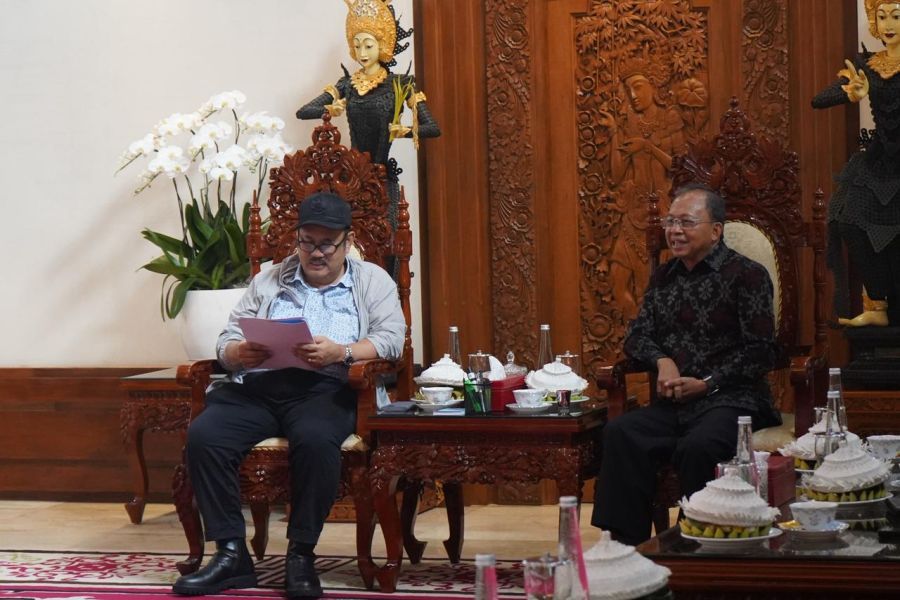 Gubernur Bali Wayan Koster didampingi Ketua TP PKK Provinsi Bali Ibu Putri Suastini Koster menerima Menteri Perencanaan Pembangunan Nasional (PPN)/Kepala Badan Perencanaan Pembangunan Nasional (Bappenas) Rachmat Pambudy yang hadir bersama istri Ny. Ninuk Mardiana Estilistiati Pambudy di Kediaman Resmi Gubernur Bali Gedung Jayasabha, Denpasar, Bali, Rabu (11/2/2026). (Foto/Sukadana)