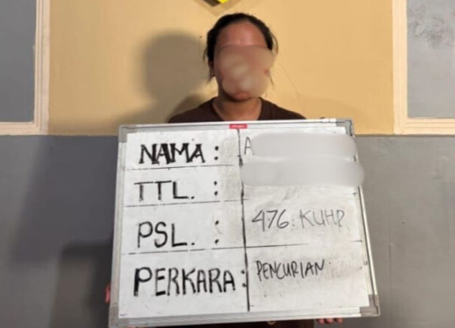 Personel Polsek Denpasar Timur mengungkap kasus pencurian uang tunai dan perhiasan emas yang dilakukan AD, di wilayah Desa Kesiman Kertalangu, Denpasar Timur, Denpasar, Bali. (foto/hes)