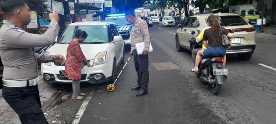 Polisi melakukan olah TKP kecelakaan yang menewaskan IKS, di Jalan Raya Sesetan, tepatnya di depan Bank BPD Bali, Kelurahan Sesetan, Denpasar Selatan, Denpasar, Bali, Selasa (27/1/2026). (foto/hes)