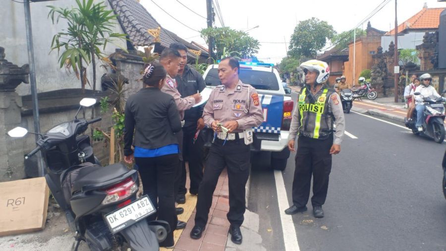 Perempuan asal Karangasem tewas  akibat kecelakaan tragis yang terjadi di Jalan Kenyeri, tepatnya di depan Gang Mawar, Banjar Peken, Sumerta Kaja, Denpasar Timur, Denpasar, Bali, Senin (26/1/2026). (foto/hes)