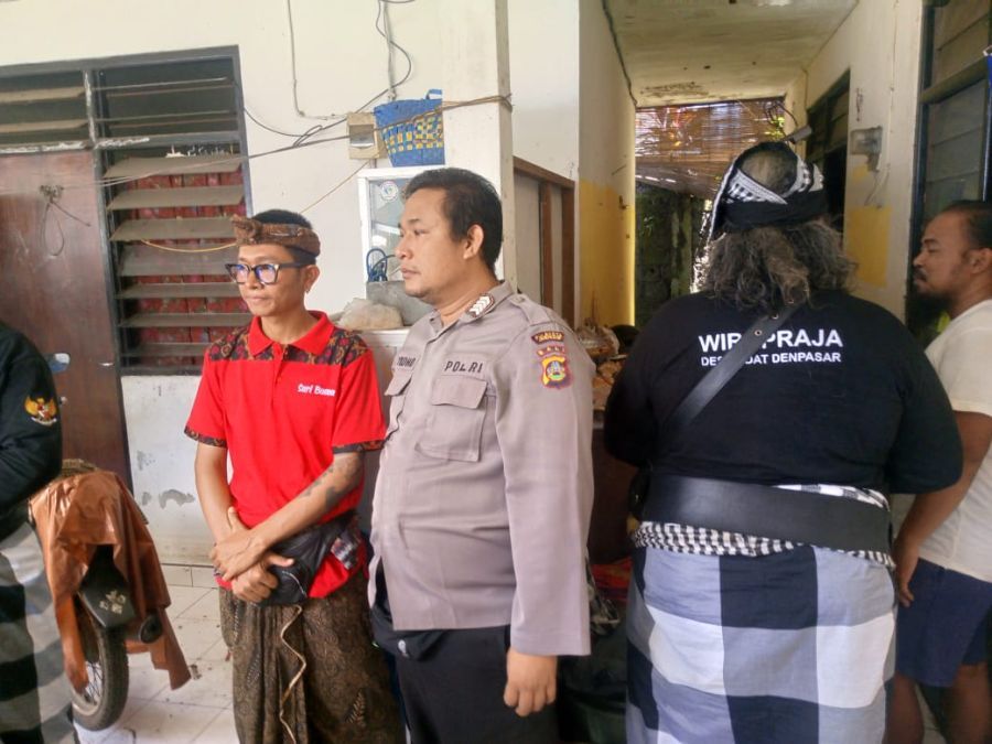 Perempuan lansia berinisial AAIK (65) meninggal dunia di dalam rumahnya di Jalan Gunung Lebah I, Nomor 10, Desa Tegal Harum, Kecamatan Denpasar Barat, Denpasar, Bali, Kamis (19/3/2026). (foto/hes)