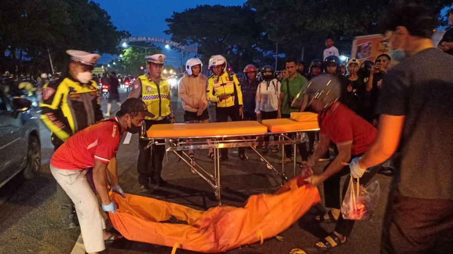 Petugas mengevakuasi mayat korban kecelakaan di Jalan By Pass Ida Bagus Mantra Km 7, Denpasar Timur, Denpasar, Bali, Selasa (3/3/2026). (foto/hes)