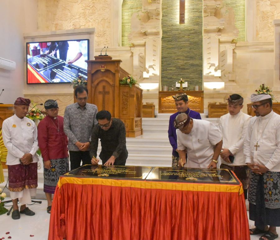 Wakil Walikota Denpasar I Kadek Agus Arya Wibawa meresmikan Gedung GKPB Jemaat Kristus Kasih Denpasar sebagai simbol penguatan toleransi dan kerukunan antarumat beragama di Kota Denpasar. (foto/sukadana)